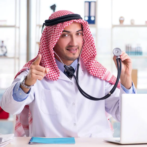 在诊所工作的Arab医生心脏病专家 — 图库照片