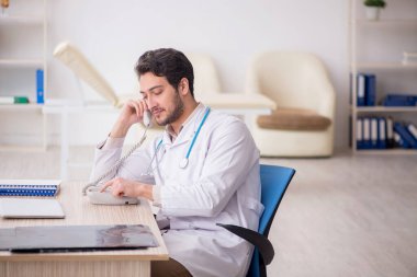 Teletıp konseptinde genç doktor