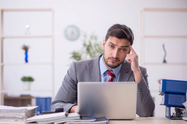 Ofiste çalışan genç işadamı.