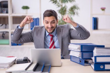 Ofiste çalışan genç işadamı.