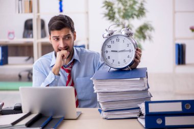 Zaman yönetimi konseptinde genç işadamı