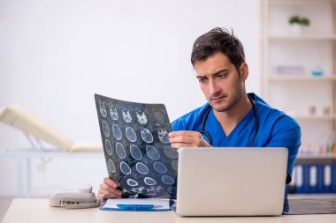 Klinikte çalışan genç bir radyolog.