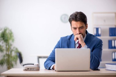 İş yerinde çalışan genç bir çalışan.