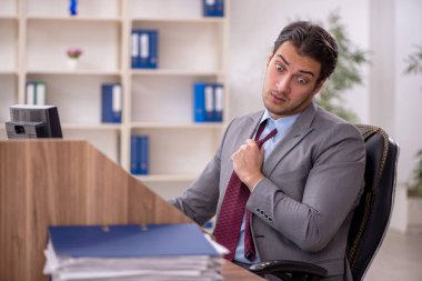 İş yerindeki genç işadamı