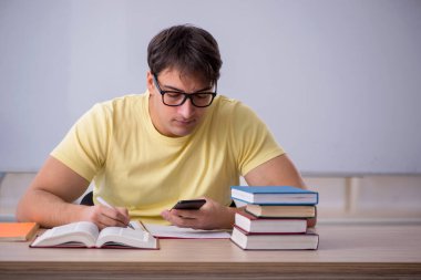 Sınıfta oturan genç öğrenci.
