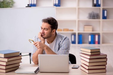 Sınıfta sınava hazırlanan genç bir öğrenci.