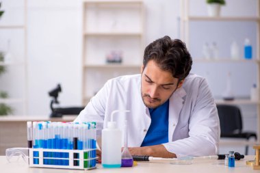 Laboratuvarda çalışan genç bir kimyager.