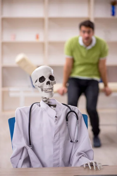 Joven Paciente Visitando Esqueleto Médico —  Fotos de Stock