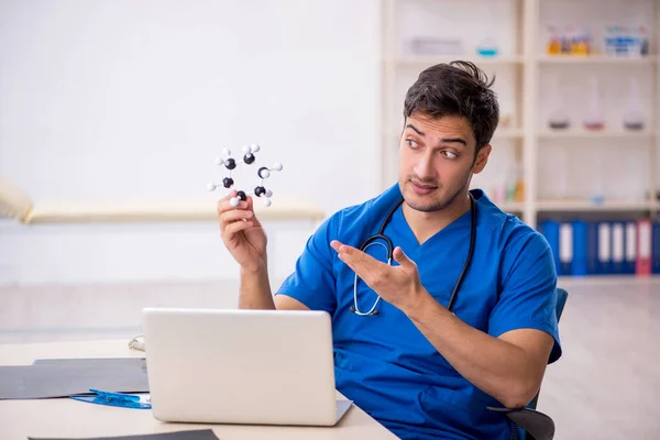 Moleküler Modeli Elinde Tutan Genç Bir Öğrenci Doktor — Stok fotoğraf
