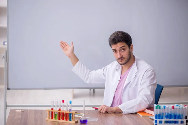 Young Chemistry Teacher Sitting Classroom — Stok fotoğraf