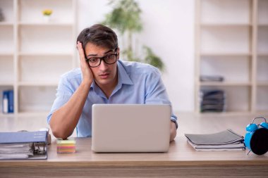 İş yerinde çalışan genç bir işadamı