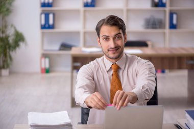 Genç işadamı aşırı işten memnun değil.