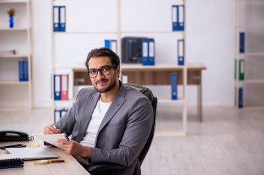 İş yerinde çalışan genç bir işadamı