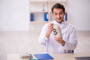 Genç doktor maaş konseptinde.