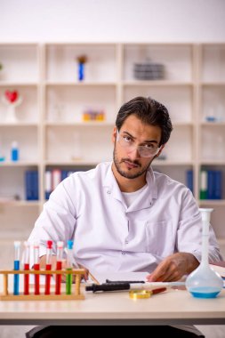 Laboratuvarda çalışan genç bir kimyager.