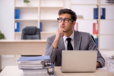 İş yerinde çalışan genç bir işadamı