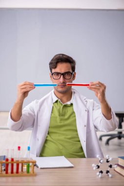 Sınıftaki genç kimyager.