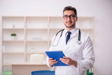 Hastanede çalışan genç bir doktor.