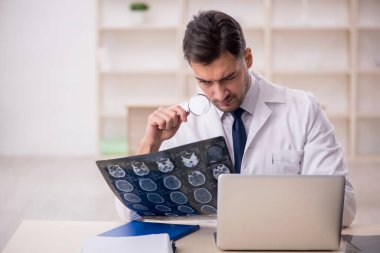 Hastanede çalışan genç doktor radyoloji uzmanı.