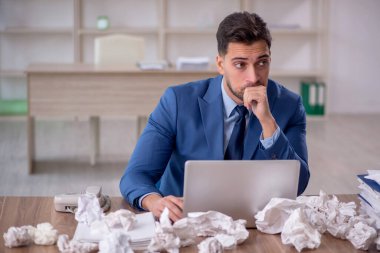 Beyin fırtınası konseptinde genç işadamı