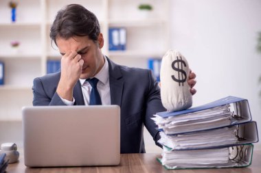 İş yerinde para çantası tutan genç bir çalışan.