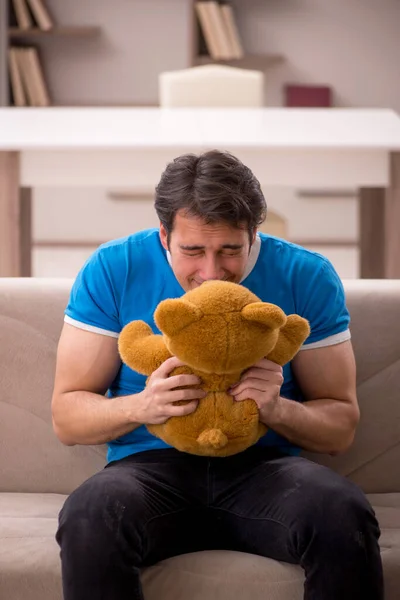 Jovem Sentado Com Urso Brinquedo Casa — Fotografia de Stock