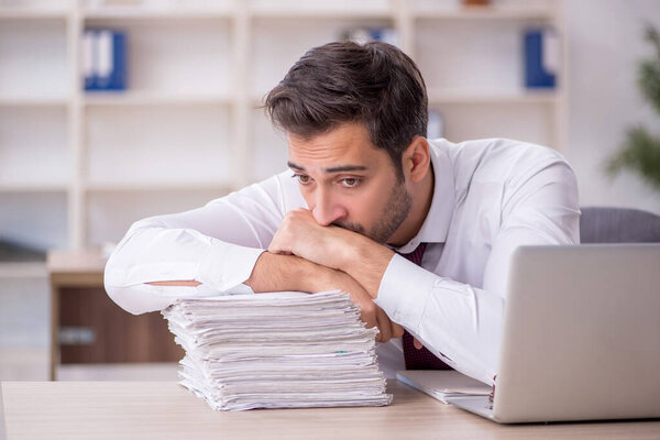 Молодой бизнесмен, сидящий на работе