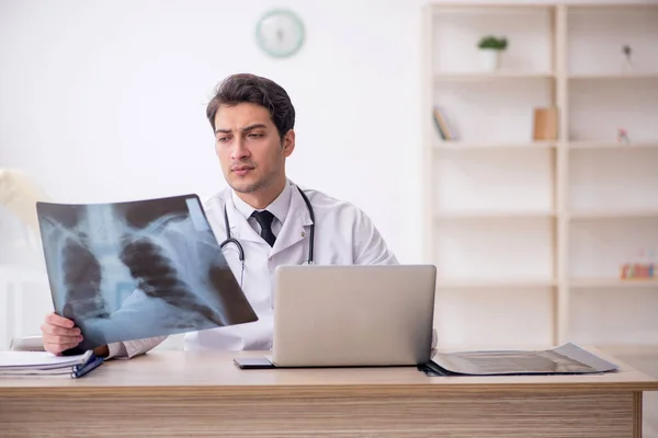 병원에서 일하는 방사선 — 스톡 사진