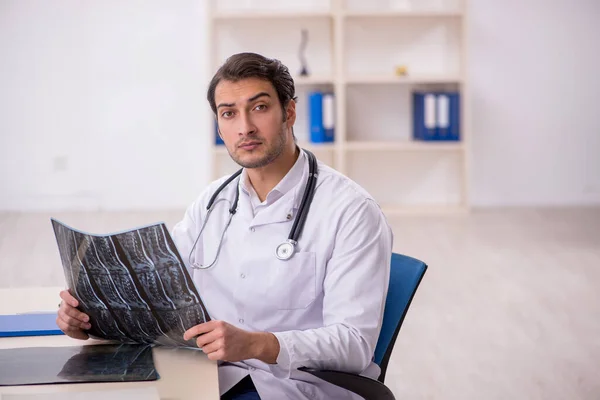 Jonge Arts Radioloog Werkt Het Ziekenhuis — Stockfoto