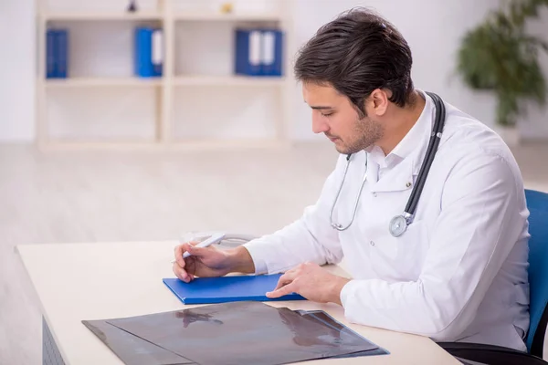 Young Doctor Working Hospital — Stock Photo, Image