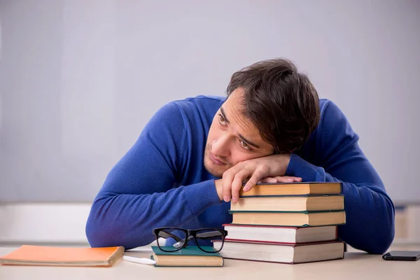 Giovane Studente Che Prepara Gli Esami Classe — Foto Stock