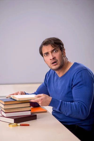 Young Student Preparing Exams Classroom — Stock Photo, Image