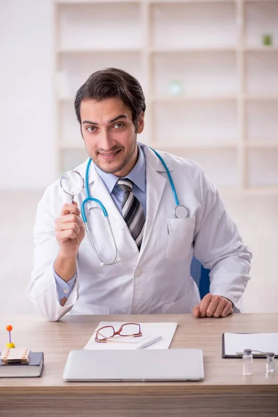 Junger Arzt Arbeitet Krankenhaus — Stockfoto