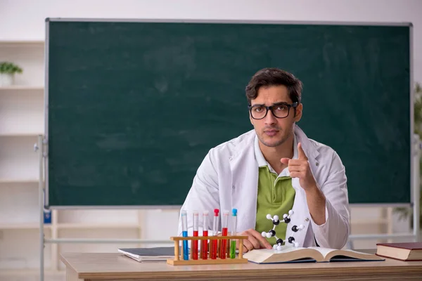 教室にいる若い化学者 — ストック写真