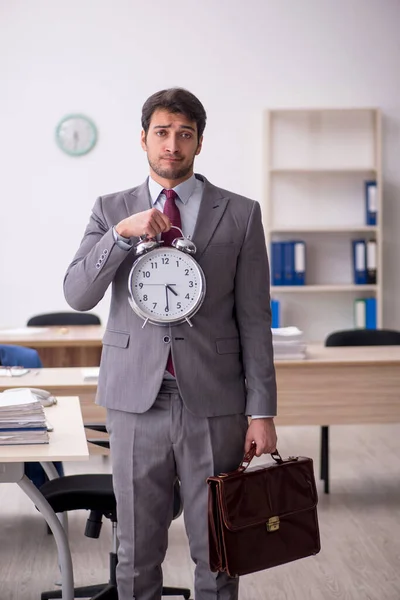 時間管理の概念の若い従業員 — ストック写真