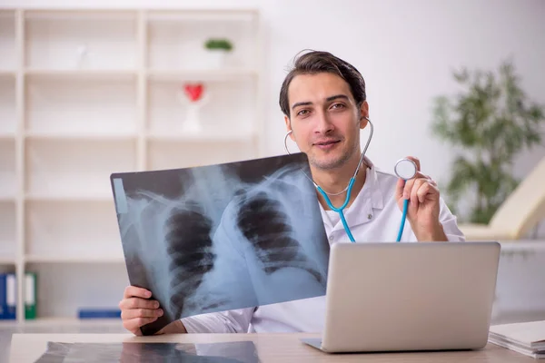 Jonge Mannelijke Arts Radioloog Werkzaam Het Ziekenhuis — Stockfoto