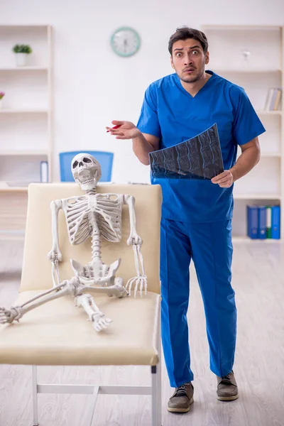 Νεαρός Ακτινολόγος Γιατρός Και Σκελετός Ασθενής Στην Κλινική — Φωτογραφία Αρχείου