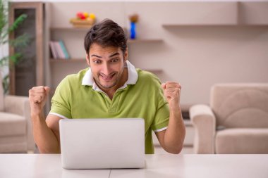 Genç erkek serbest çalışan salgın sırasında evden çalışıyor.