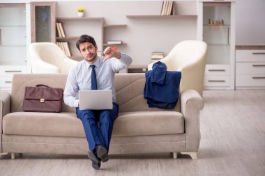 Salgın sırasında evden çalışan genç bir işadamı