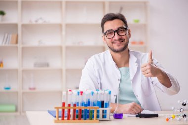 Laboratuvarda çalışan genç bir kimyager.