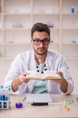 Laboratuvarda çalışan genç bir kimyager.