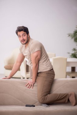 Genç erkek öğrenci salgın sırasında evde oturuyor.