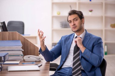 İş yerinde çalışan genç bir işadamı