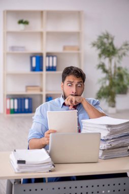 Ofiste çalışan genç işadamı.