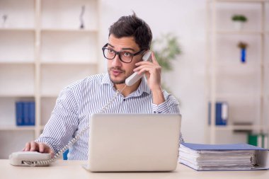 Ofiste çalışan genç işadamı.