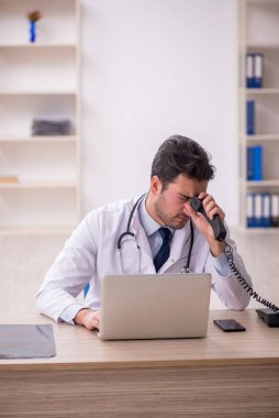 Teletıp konseptinde genç doktor