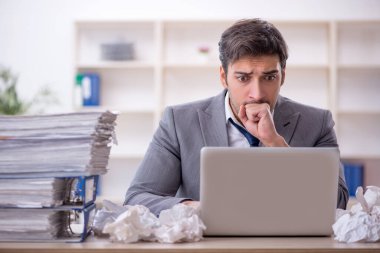 Beyin fırtınası konseptinde genç çalışan