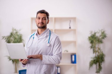 Teletıp konseptinde genç doktor