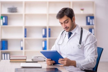 Klinikte çalışan genç bir doktor.