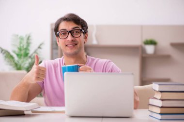 Evde sınava hazırlanan genç bir öğrenci.